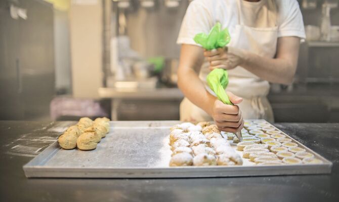 シュークリームを作るスタッフ